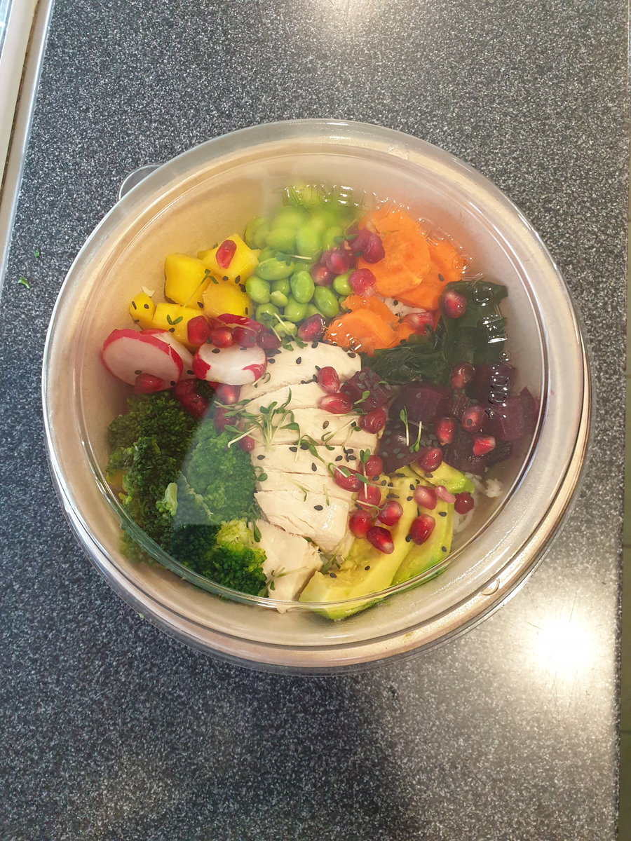 Salat zum Mitnehmen in der Cafeteria Donauklinikum